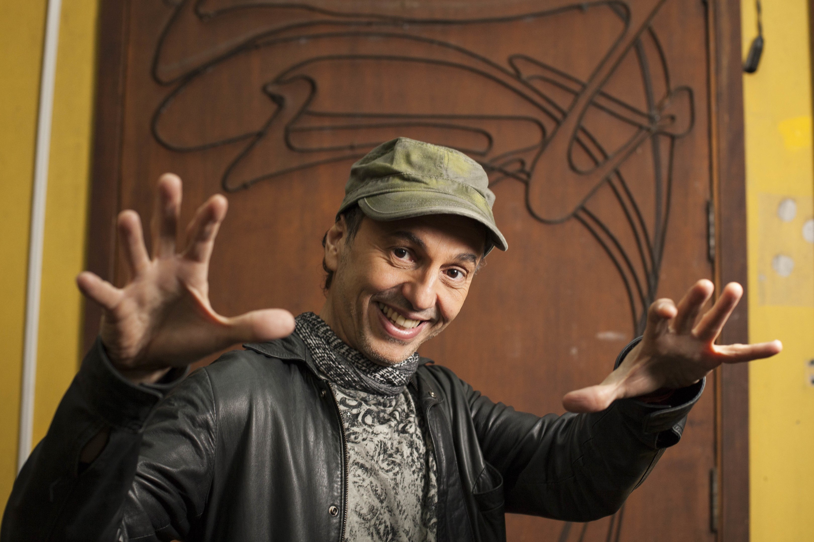 Zeca Baleiro promete 'muita alegria, dança e graça' em estreia do show infantil Zoró Zureta