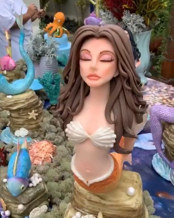 Mesa de doces foi decorada com várias sereias