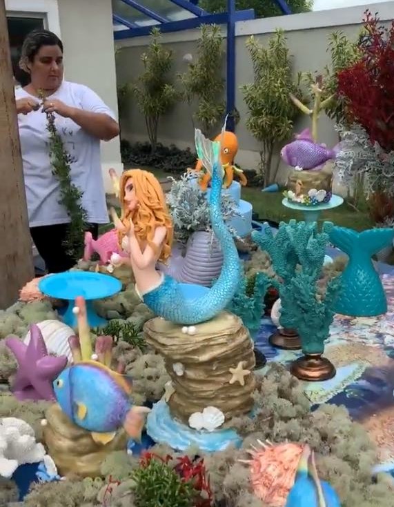 Mesa de doces foi decorada com várias sereias