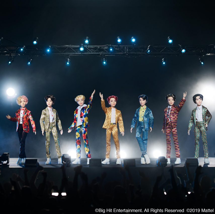 Os integrantes foram reproduzidos com os figurinos que utilizaram no clipe 'Idol'