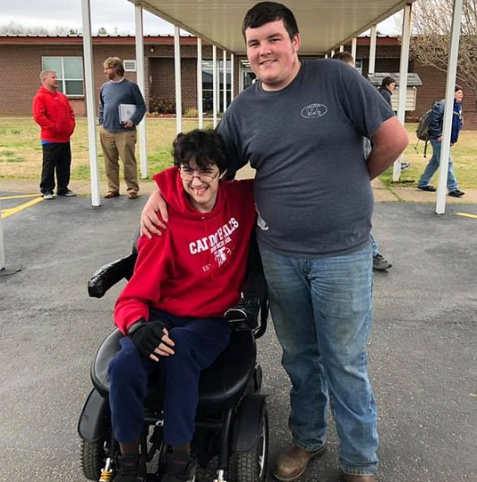 Adolescente economiza por dois anos para comprar cadeira de rodas elétrica para amigo