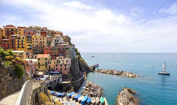 Por segurança, turistas estão proibidos de usar chinelos em áreas da região italiana