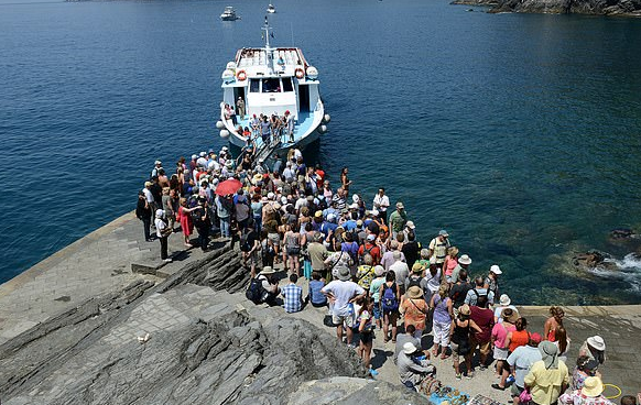 Por segurança, turistas estão proibidos de usar chinelos em áreas da região italiana