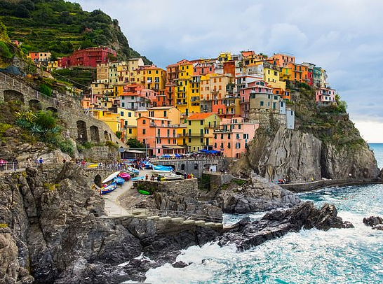 Por segurança, turistas estão proibidos de usar chinelos em áreas da região italiana