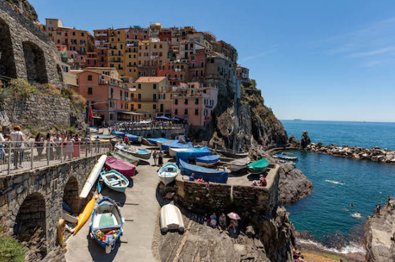 Por segurança, turistas estão proibidos de usar chinelos em áreas da região italiana
