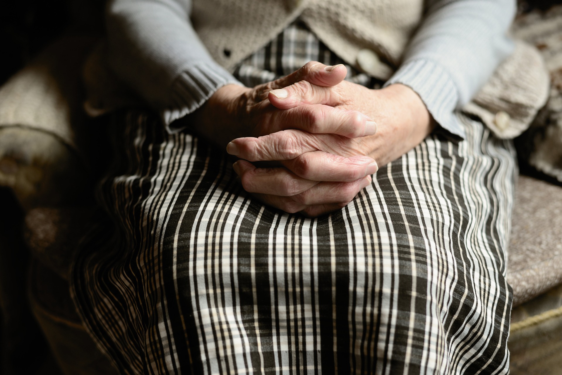 Graças a uma mutação nos genes, mulher de 71 anos não sente dores