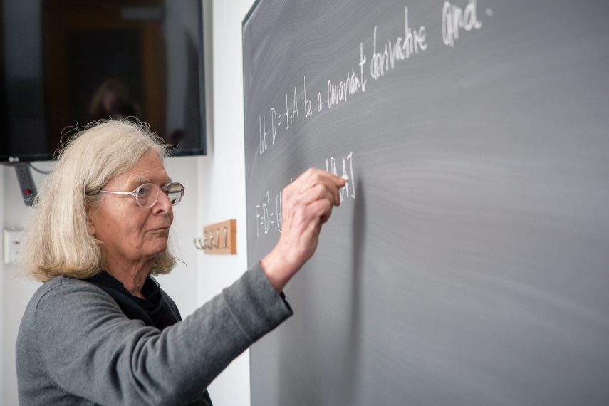 É a primeira mulher a ganhar o Prêmio Abel, um dos mais prestigiados na Matemática