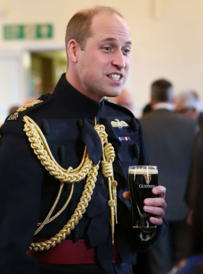 Kate Middleton e príncipe William brindam data comemorativa com cerveja