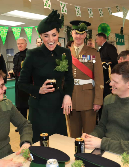 Kate Middleton e príncipe William brindam data comemorativa com cerveja