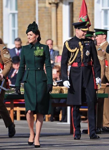 Kate Middleton e príncipe William brindam data comemorativa com cerveja