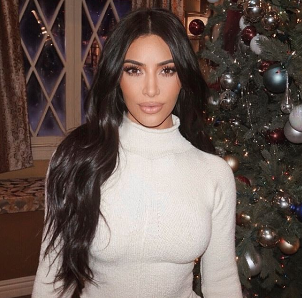 Kim Kardashian tem o rosto afetado por doença crônica
