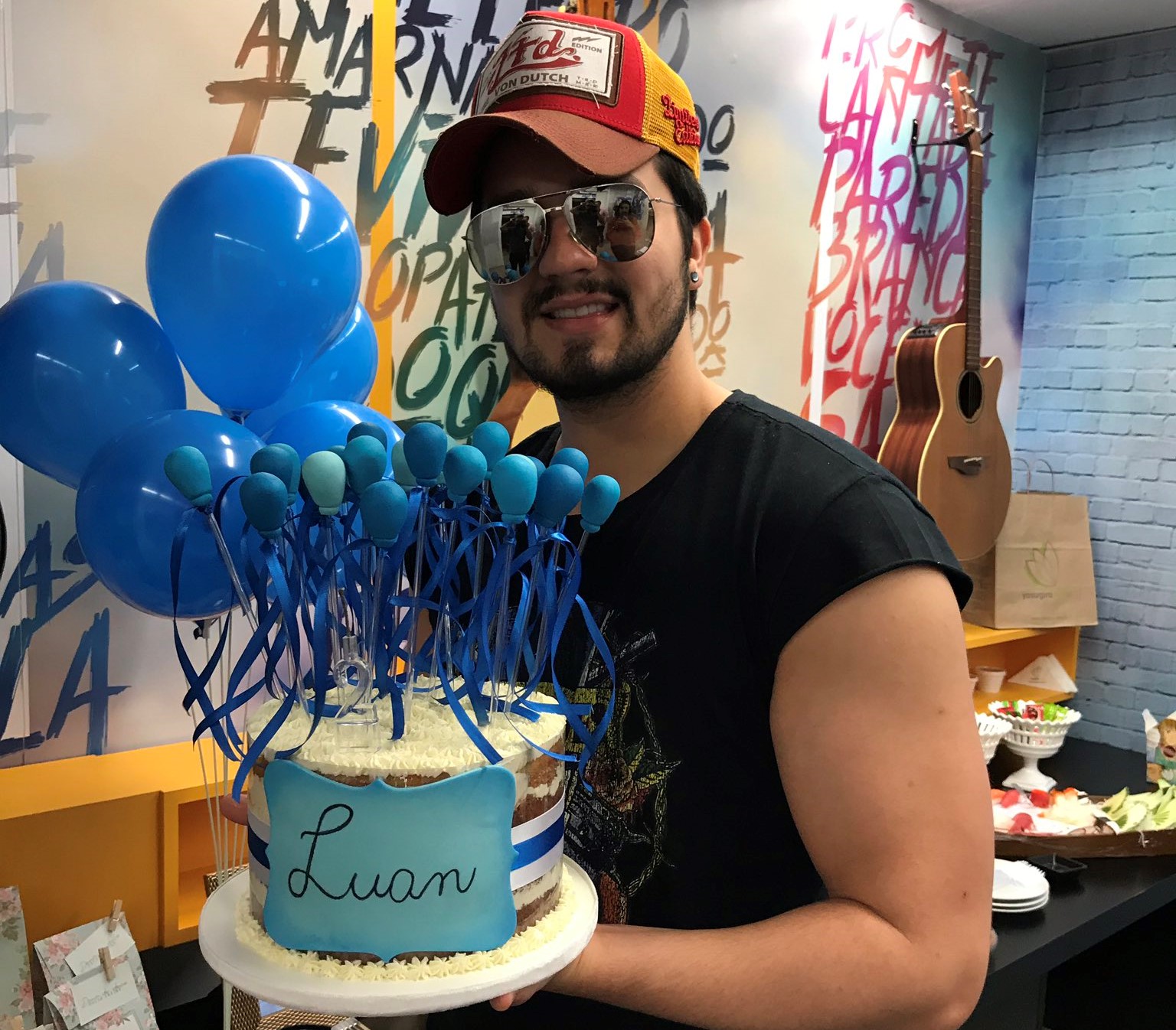 Luan Santana faz 28 anos e ganha festa surpresa