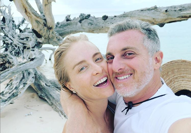 Angélica mostra declaração romântica de Luciano Huck no banheiro