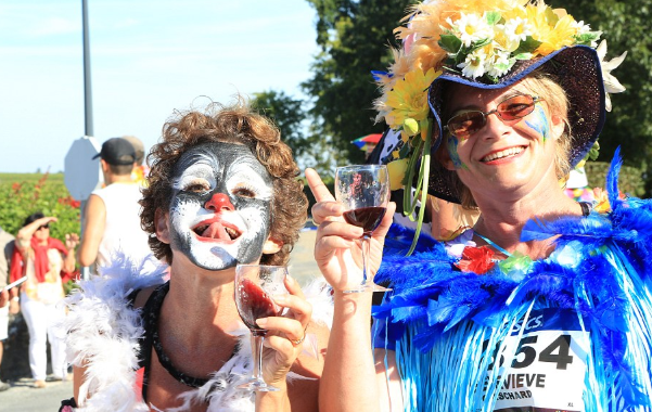 Maratona francesa serve vinho, queijos e ostras a atletas fantasiados