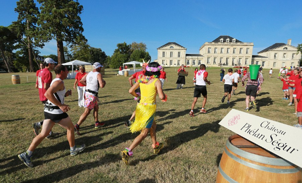Maratona francesa serve vinho, queijos e ostras a atletas fantasiados
