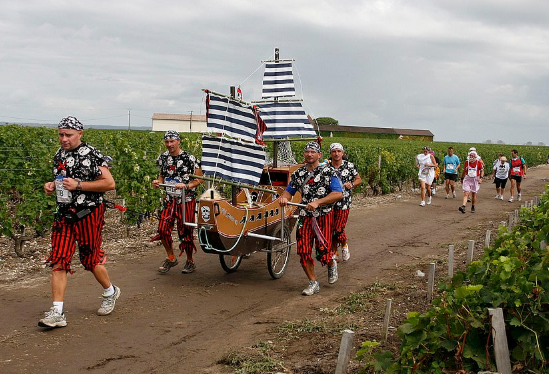 Maratona francesa serve vinho, queijos e ostras a atletas fantasiados