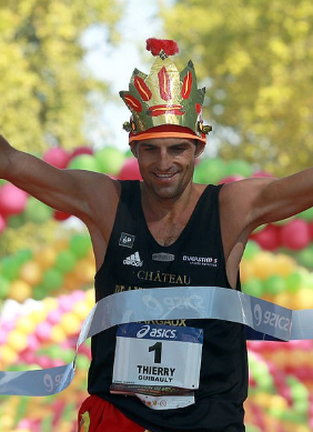 Maratona francesa serve vinho, queijos e ostras a atletas fantasiados