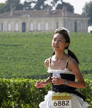 Maratona francesa serve vinho, queijos e ostras a atletas fantasiados