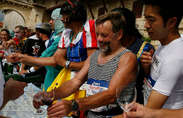 Maratona francesa serve vinho, queijos e ostras a atletas fantasiados