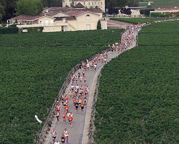 Maratona francesa serve vinho, queijos e ostras a atletas fantasiados
