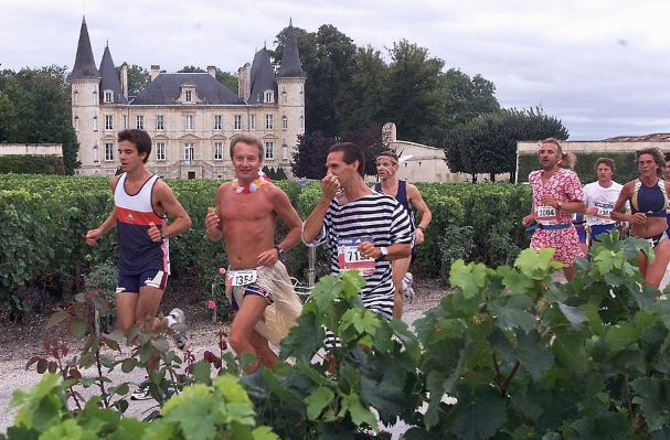 Maratona francesa serve vinho, queijos e ostras a atletas fantasiados