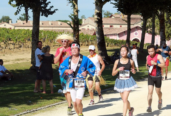 Maratona francesa serve vinho, queijos e ostras a atletas fantasiados