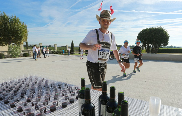 Maratona francesa serve vinho, queijos e ostras a atletas fantasiados