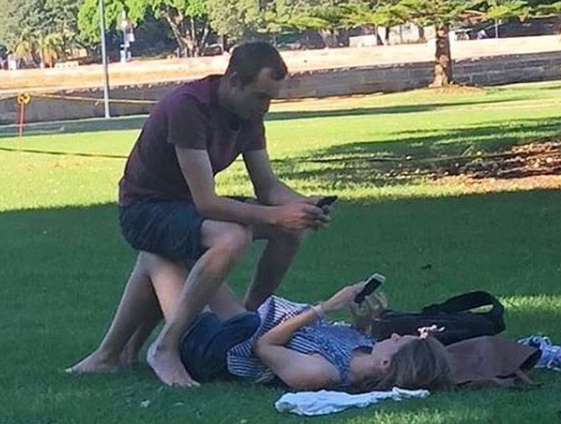 Dedicação de namorados para tirar a foto perfeita impressiona
