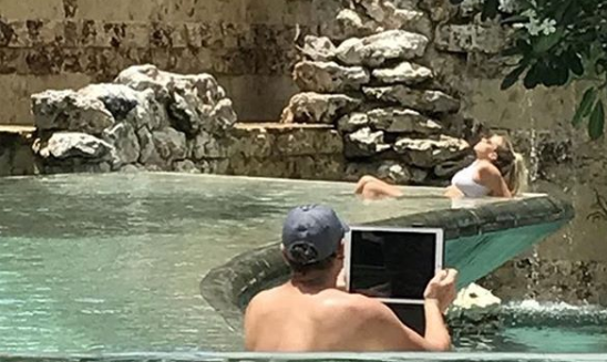 Dedicação de namorados para tirar a foto perfeita impressiona