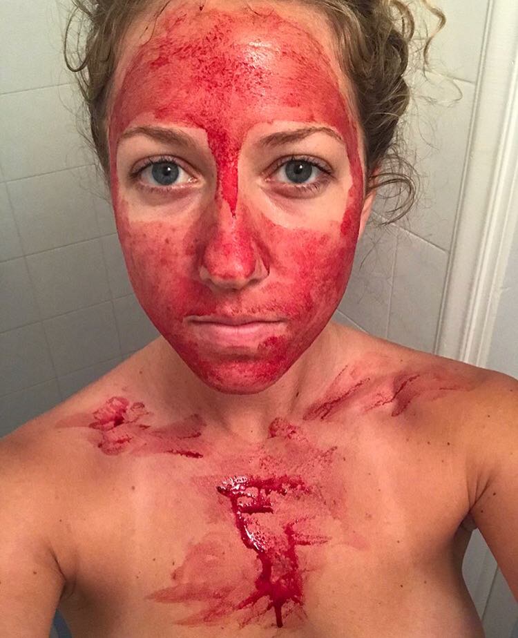 Demetra Nyx pinta seu rosto com sangue menstrual todos os meses para combater tabu 
