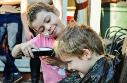 Oisín Ruskin, de seis anos, deixou Lulu, sua melhor amiga, raspar seu cabelo para ajudá-la a arrecadar dinheiro para tratamento de câncer