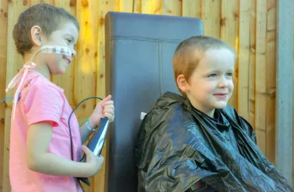 Oisín Ruskin, de seis anos, deixou Lulu, sua melhor amiga, raspar seu cabelo para ajudá-la a arrecadar dinheiro para tratamento de câncer