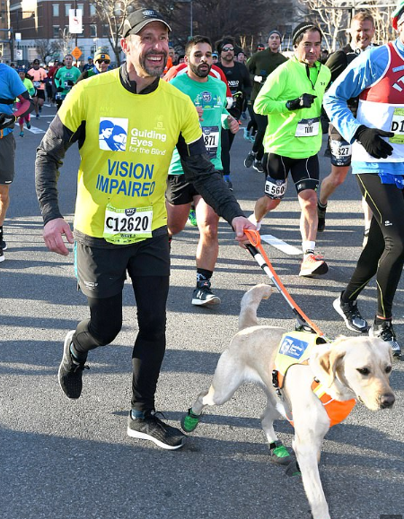 Thomas Panek completa prova com ajuda de seus três cães-guia