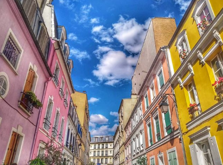 Rua de Paris vira moda entre turistas no Instagram e moradores protestam