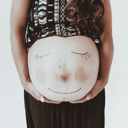 Mãe de cinco, americana discute beleza pós-maternidade nas redes