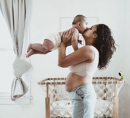 Mãe de cinco, americana discute beleza pós-maternidade nas redes