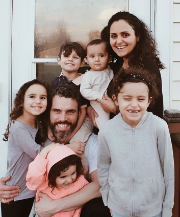 Mãe de cinco, americana discute beleza pós-maternidade nas redes