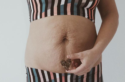 Mãe de cinco, americana discute beleza pós-maternidade nas redes