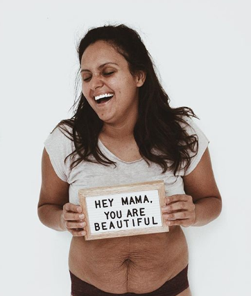 Mãe de cinco, americana discute beleza pós-maternidade nas redes