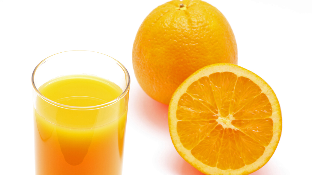 Beber suco de laranja todos os dias reduz risco de derrame em 24%