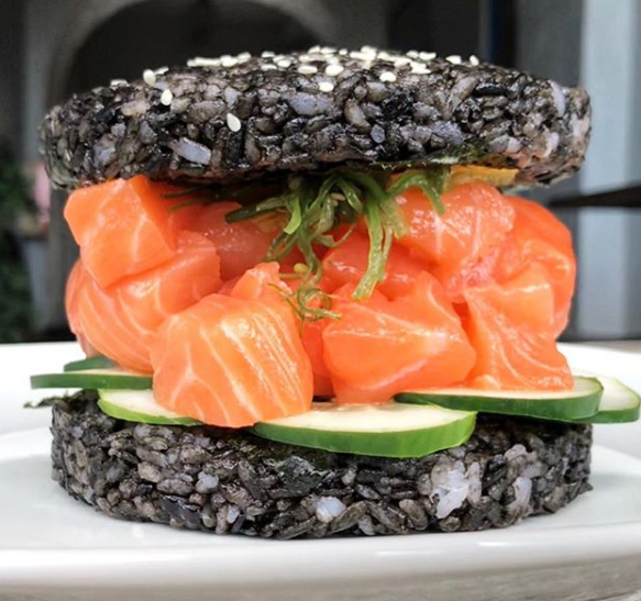 Restaurante asiático serve hambúrguer, pizza, donut e taco de sushi, na Flórida