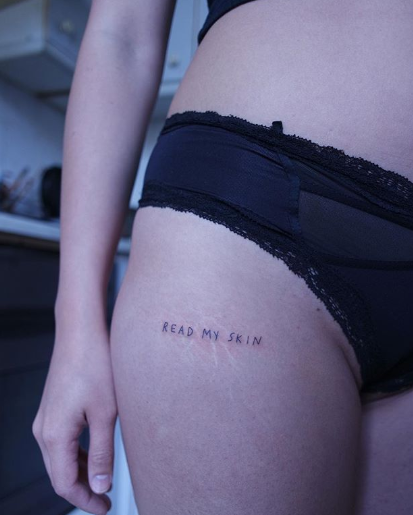 Tatuador alemão é quem escolhe quais versões vai escrever na pele dos clientes