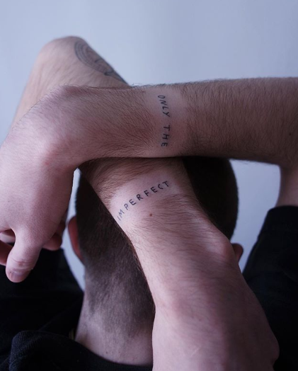 Tatuador alemão é quem escolhe quais versões vai escrever na pele dos clientes