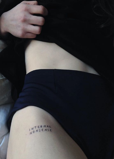 Tatuador alemão é quem escolhe quais versões vai escrever na pele dos clientes