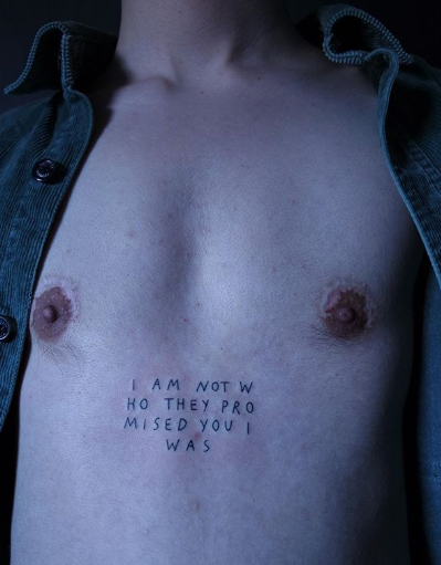 Tatuador alemão é quem escolhe quais versões vai escrever na pele dos clientes