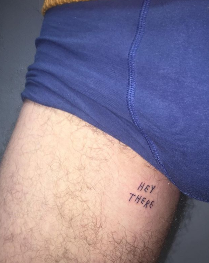 Tatuador alemão é quem escolhe quais versões vai escrever na pele dos clientes