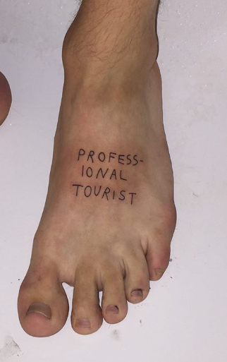 Tatuador alemão é quem escolhe quais versões vai escrever na pele dos clientes