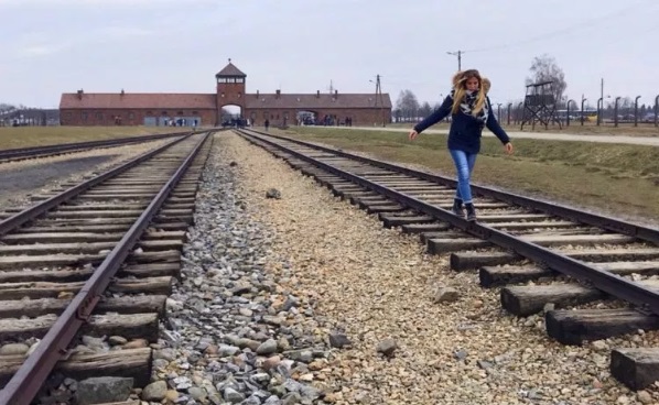 Foto em trilho no campo de concentração vira moda entre turistas