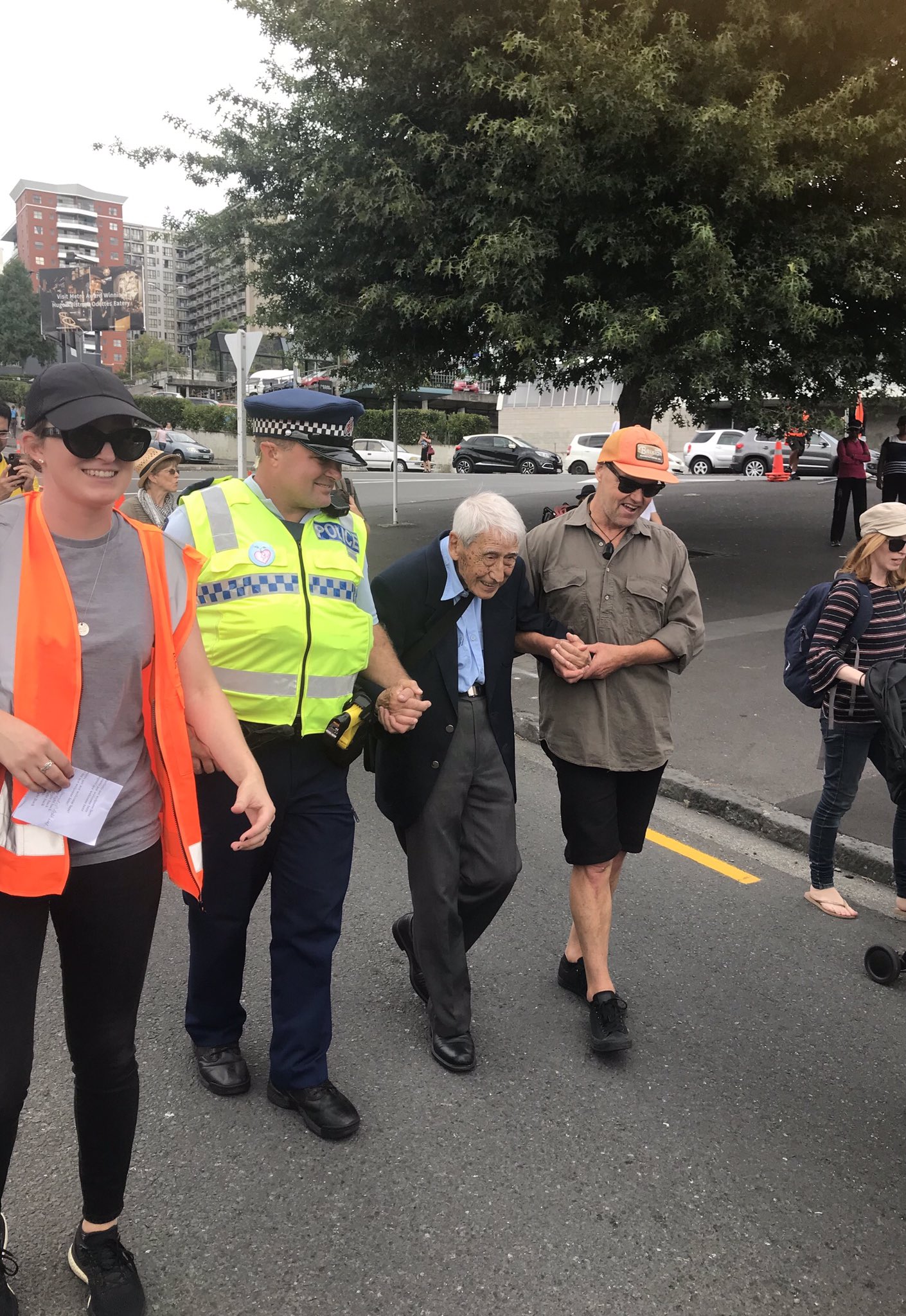 Homem de 95 anos pega quatro ônibus para ir a protesto contra racismo