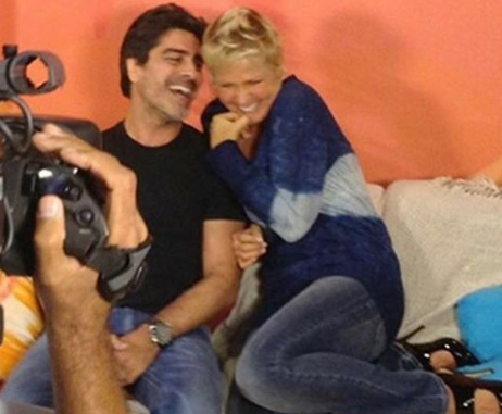 Apresentadora completa 56 anos e ganha parabéns de Junno e Sasha